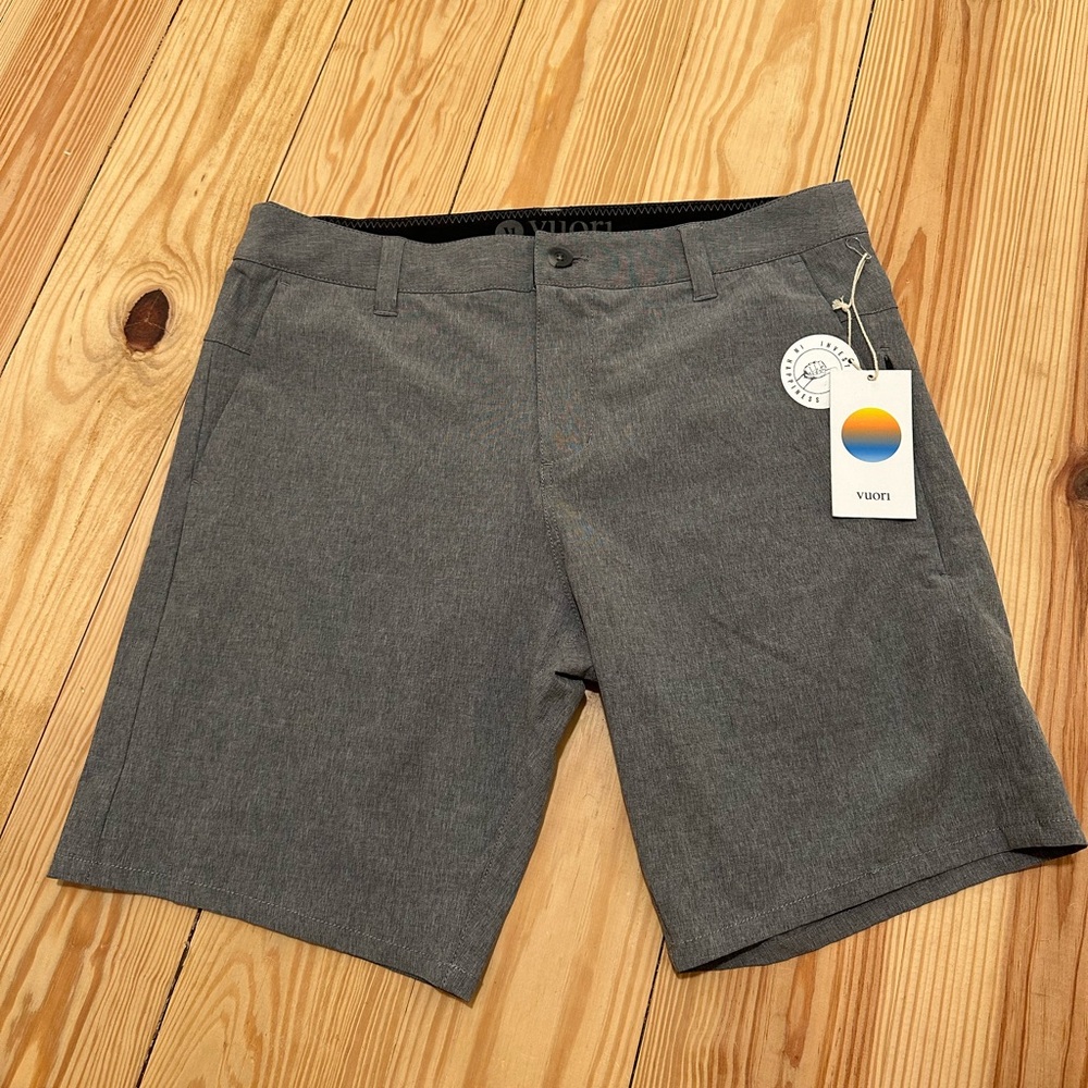 Vuori Aim Shorts in Concrete
